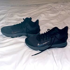 Men’s basketball shoes